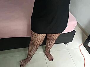 tu vecina satisface tu fetiche con pies en malla y vagina humeda de cerca