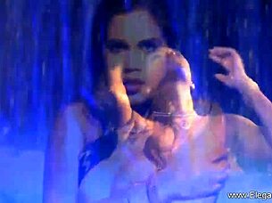 i show off my natural curves so beautifully