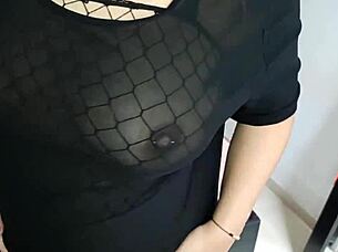 tu vecina satisface tu fetiche con pies en malla y vagina humeda de cerca