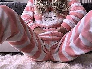 watch this asian teen finger her hairy pussy and squirt? close up orgasm