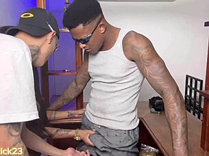 Meu vizinho convidou a namorada para que eu a chupasse