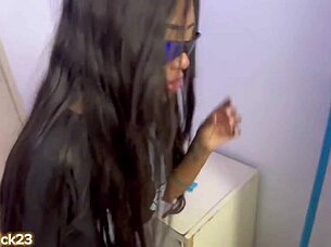 Meu vizinho convidou a namorada para que eu a chupasse