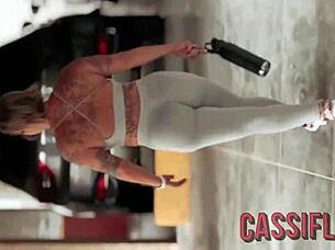 Depois da Academia Treinando Sem Calcinha Fui Tomar um Banho com Personal Pauzudo que Deu Muita Porra - Completo no Cassiflix