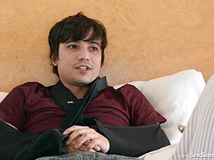 선생님이 학생에게 도움 되는 핸드잡 해줘, 교실에서 강렬한 연결 느껴.