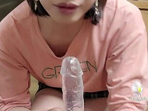 Yo, schau Shemale Ting Xuan mit wildem Dildo-Blowjob!