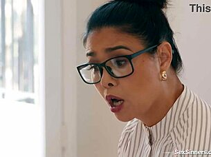 선생님이 학생에게 도움 되는 핸드잡 해줘, 교실에서 강렬한 연결 느껴.