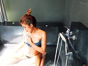 wet finger games in the whirlpool with sexy amateurs 😏