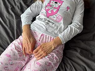 horny teen fingering pussy to squirt and cumshot