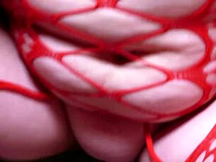 hey, lady in red, why you fuckin’ and talkin’ dirty in this homemade clip?