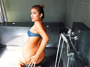 wet finger games in the whirlpool with sexy amateurs 😏