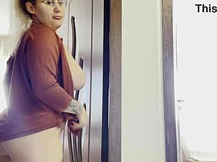 big tits blonde masturbates her pussy all alone