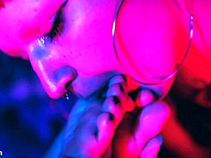 These girls are horny for feet 😍