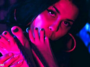 These girls are horny for feet 😍