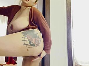 big tits blonde masturbates her pussy all alone