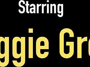 Chunky Maggie Green plunges fingers into her plump pussy slit!