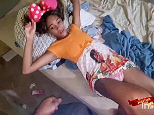 Pequena enteada dando cu para padrasto