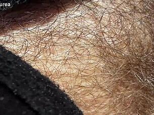 dlakava zrela ženska se počuti izpostavljeno, ko kaže pičko v avtu na prostem