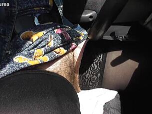 Космата зряла жена се чувства изложена, показвайки путка в кола навън