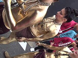 大須金粉ショー　衣装がずれて乳首丸見え 😊