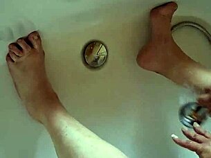 Dreckige Füße in der Badewanne waschen mit mature amateurs