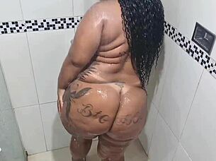 Banho Com Safadeza - Novinho Me Comeu Gostoso No Banheiro