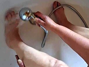 Dreckige Füße in der Badewanne waschen mit mature amateurs