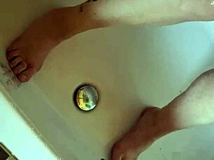 Dreckige Füße in der Badewanne waschen mit mature amateurs