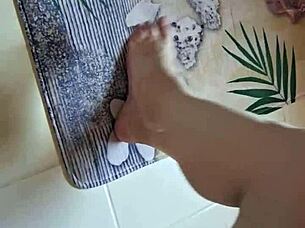 Dreckige Füße in der Badewanne waschen mit mature amateurs