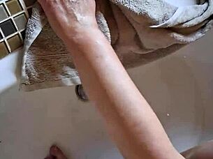 Dreckige Füße in der Badewanne waschen mit mature amateurs