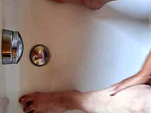 Dreckige Füße in der Badewanne waschen mit mature amateurs