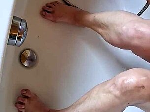 Dreckige Füße in der Badewanne waschen mit mature amateurs