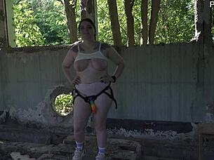 curvy bbw dances outdoors before pegging the guy with dirty talk in the heat