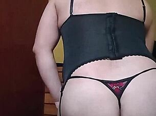 Shirley bailando sexy en corset rojinegro 💃