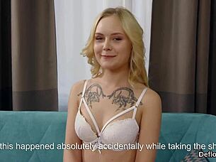 TEMPTING GIRL PLEASES PINK SNATCH UNTIL SHE COMES