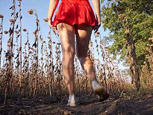 Врућа милф у краткој сукњи задиркује своју секси гузицу у тангашама напољу