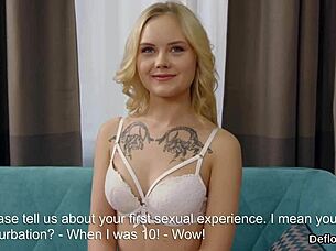 TEMPTING GIRL PLEASES PINK SNATCH UNTIL SHE COMES