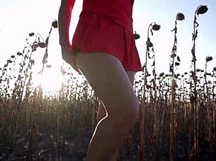 ميليف ساخنة في تنورة قصيرة تغري طيزها الجذابة بالثونغ في الهواء الطلق