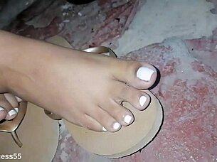 i feel so aroused by these sexy toes and feet in this fetish video