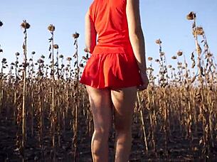 Gorąca milf w krótkiej spódniczce drażni swój seksowny tyłek w stringach na zewnątrz