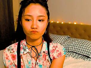 Όμορφη μικρή 18+ Ασιατική κοπέλα αυτοϊκανοποιείται στην κάμερα