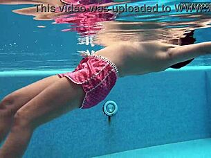 Lady Dee sød genert tjekkisk teen svømmer i shorts