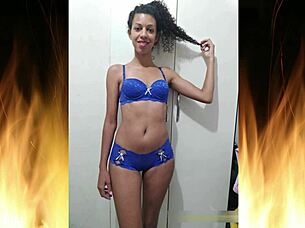 Krásna brunetka ukazuje v modrom spodnom prádle trailer