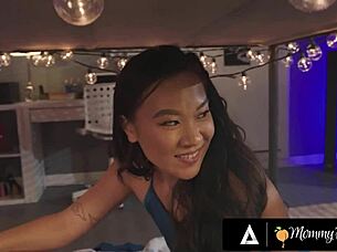 Mommys Girl - Milf Dee Williams Caught Petite Squirters In The Act Made Them Squirt Even More