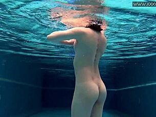 Леди Ди, милая стеснительная чешская девчонка плавает в шортах