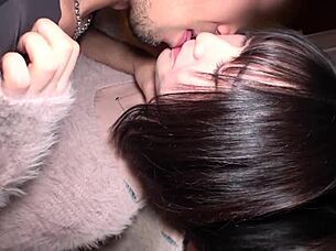 咲希ちゃんのカラダをさわると敏感に反応し口の中で舌を動かすと指をピクビクさせチ〇ポをお尻に当てながらおっぱいを揉んだら興奮した咲希ちゃんのピンク色の乳首をいじるとあえぐ