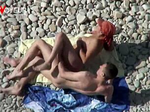 Плажният воайор хваща бюсти куга MILF чукана от млад 18+ тип!