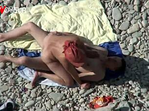 Плажният воайор хваща бюсти куга MILF чукана от млад 18+ тип!