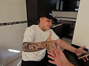 La esposa cachonda me chupa la verga cuando no mira 😈