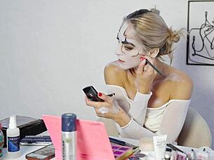 pretty blonde miss daisy diamond does harley quinn makeup tutorial for halloween