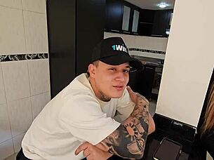 La esposa cachonda me chupa la verga cuando no mira 😈